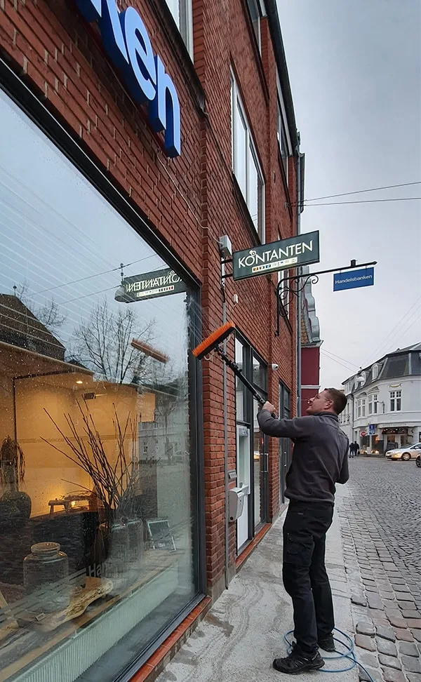 Vinduespudser vasker vinduer med vaskeanlæg